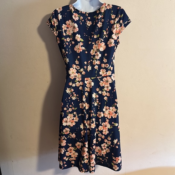 Woman’s floral summer dress - Picture 4 of 7